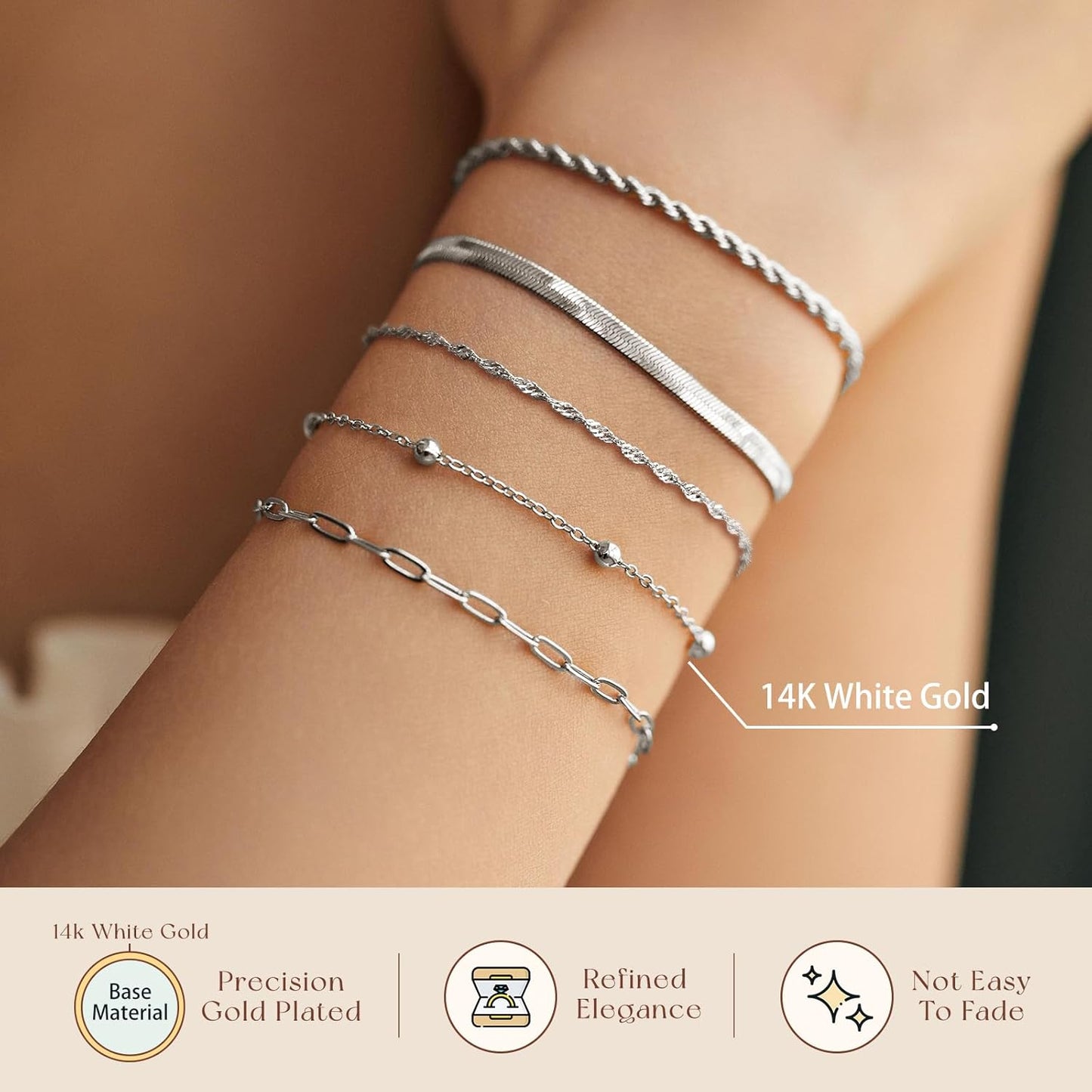 Elegante pila de pulseras de oro