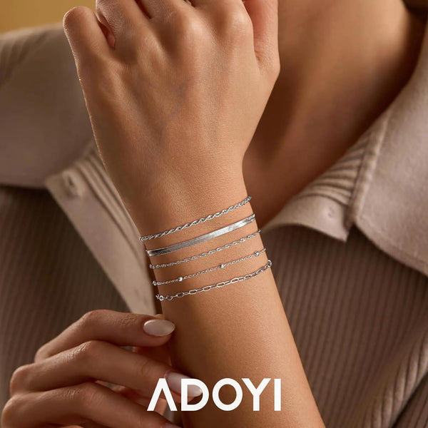 Elegante pila de pulseras de oro