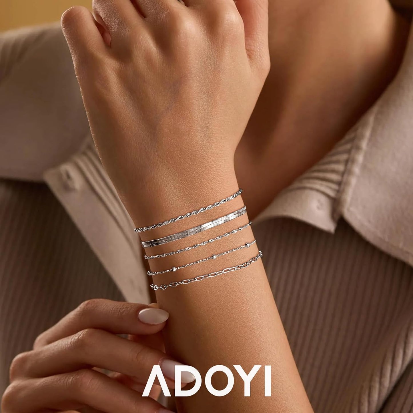 Elegante pila de pulseras de oro
